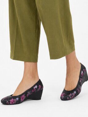 CROCS WOMEN'S LINA BLACK PURPLE FLORAL WEDGE PUMPS - 7W